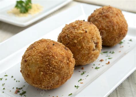 Croquetas doradas y crujientes en un plato