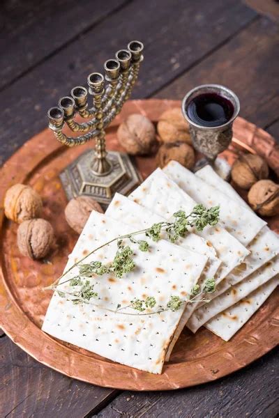 Mesa de Pascua Seder con Matzá, pan sin levadura