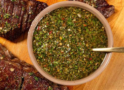 Chimichurri de pescado en un recipiente, listo para usar
