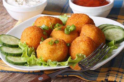 Plato de croquetas de arroz caseras