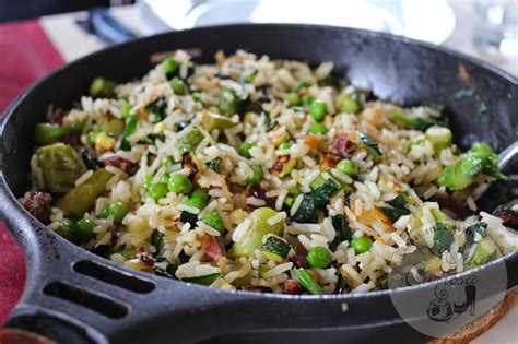 Arroz salteado en sartén para recuperar textura