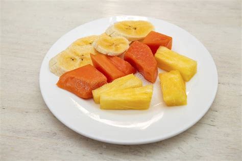 Plato de piña y papaya frescas