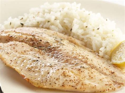 Plato con pescado blanco, arroz y calabacín al vapor