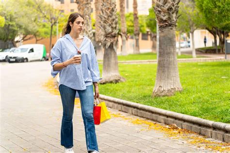 Persona dando un paseo tranquilo después de comer