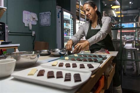 Niños disfrutando en el taller de chocolate