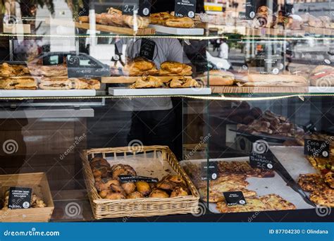 Exhibición de empanadas variadas en una panadería