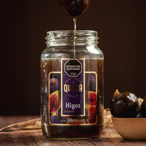 Higos en almíbar caseros en frasco con etiquetas tradicionales