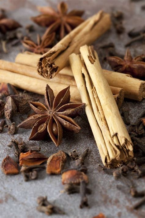 Variedad de especias para el almíbar: canela, clavos, anís, vainilla