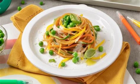 Plato de espaguetis integrales con verduras
