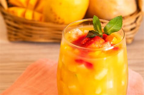 Gazpacho de frutas en vasos pequeños