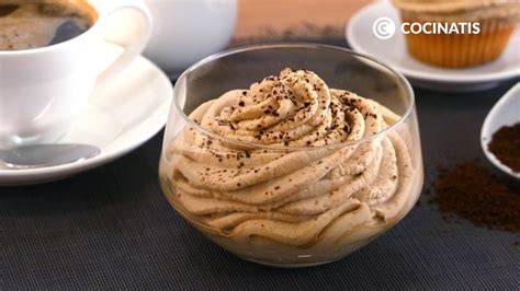 Crema de moka casera en un bol con cucharada