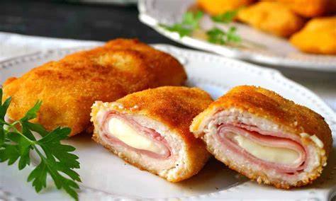 Milanesas rellenas de jamón y queso, recién fritas y doradas