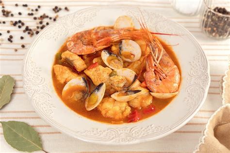 Ingredientes principales de la caldereta de pescado y marisco