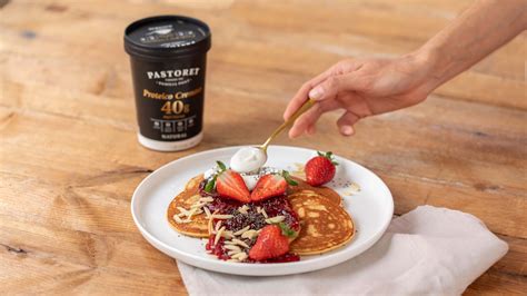 Tortitas proteicas con frutas y jarabe