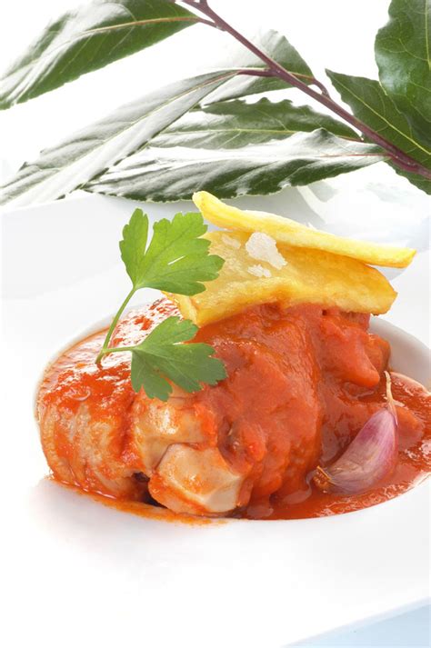Manos de cerdo estofadas con salsa vizcaína