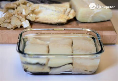 Bacalao en remojo para desalar con cambios de agua