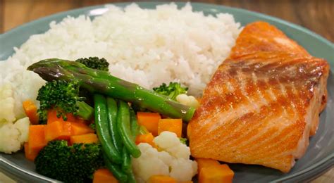 Salmón con guarnición de arroz y verduras