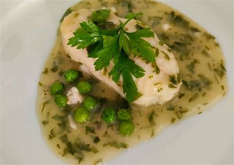 Merluza en salsa verde con guisantes terminada