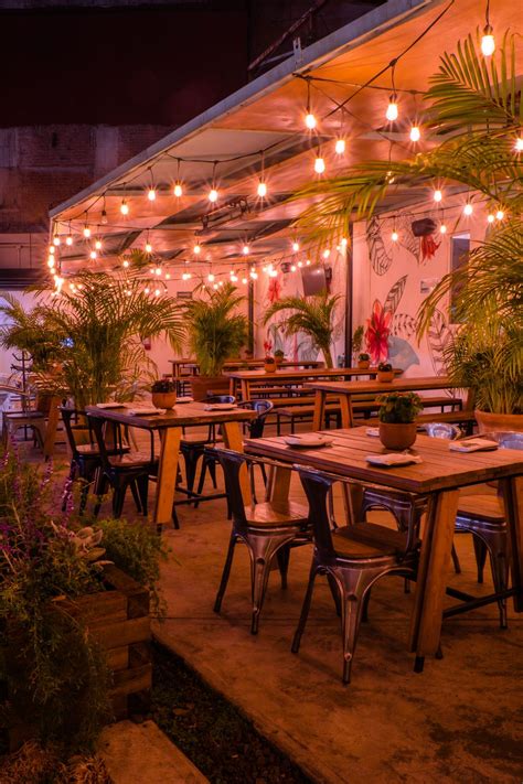 Patio al aire libre climatizado de un restaurante de sushi