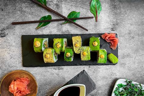 Platos de sushi vegano en PLANTA Cocina