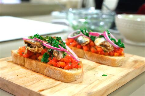 Plato de tostadas con sardinas en escabeche