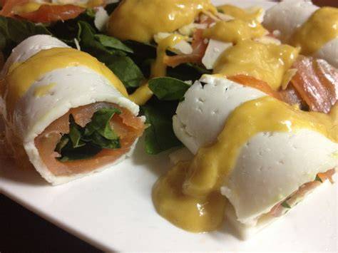Rollos de salmón cortados en rodajas sobre tostadas