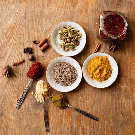 Variedad de especias orientales como curry y canela