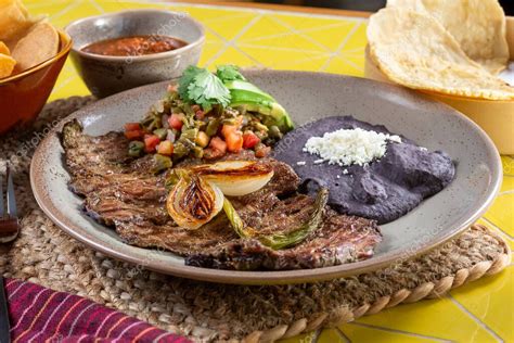 Plato de carne asada estilo restaurante