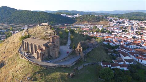 Vista panorámica de Aracena con su castillo