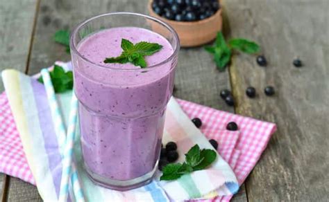 Batido de arándanos y yogur en un vaso
