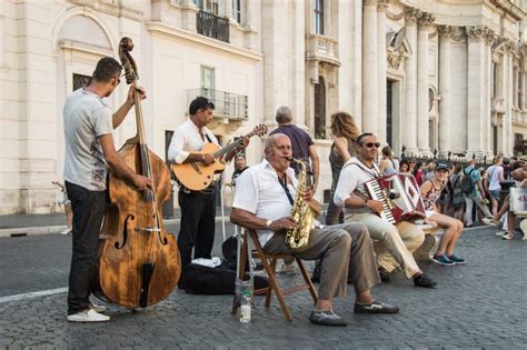 Músicos de charanga tocando en la calle