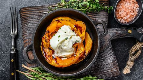 Emplatado final de burrata con calabaza asada y vinagreta