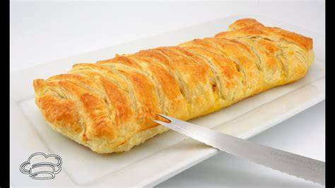Pastel de hojaldre salado con piña y jamón listo para servir
