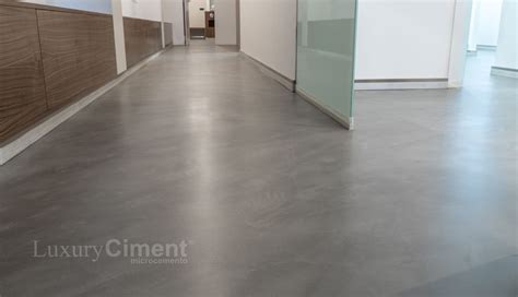 Suelo de microcemento gris en un interior moderno
