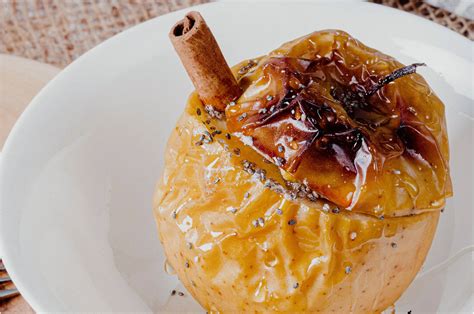 Manzana asada con helado de vainilla y canela
