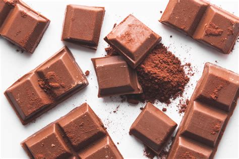 Representación visual de una onza de chocolate sobre una báscula de cocina
