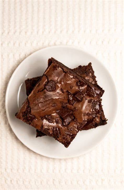 brownie keto recién hecho servido en un plato
