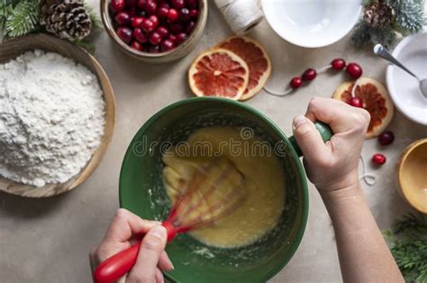 proceso de mezcla de ingredientes en un bol