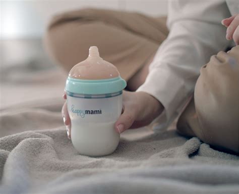 Bebé alimentándose con biberón de forma cómoda