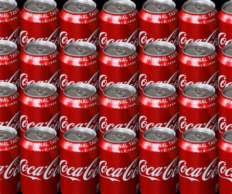 Imagen de varias latas de Coca-Cola apiladas