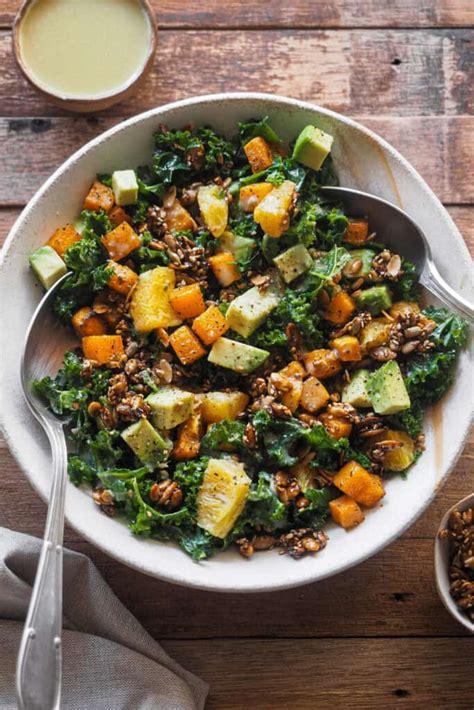 ensalada keto con semillas de calabaza como topping