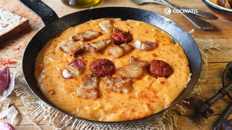 Plato de gachas manchegas recién hechas con chorizo y panceta