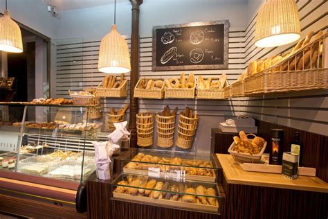 Decoración interior de una panadería artesanal con elementos de madera