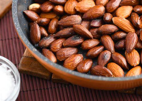 Almendras tostándose en una sartén
