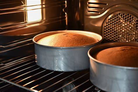 Torta Caprese horneándose en el horno