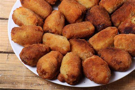 Plato de croquetas artesanales servidas como aperitivo
