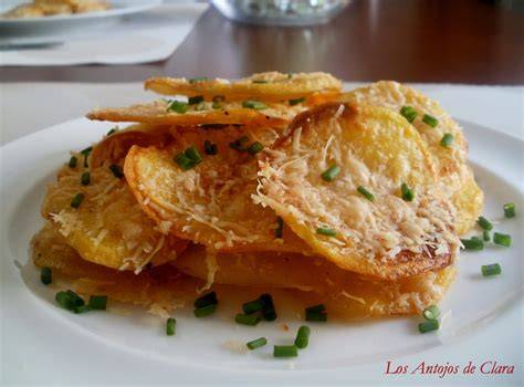 Patatas crujientes al horno con mejillones y salsa
