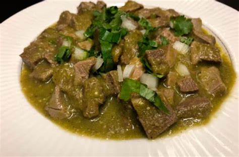Lengua de res en salsa verde en un plato