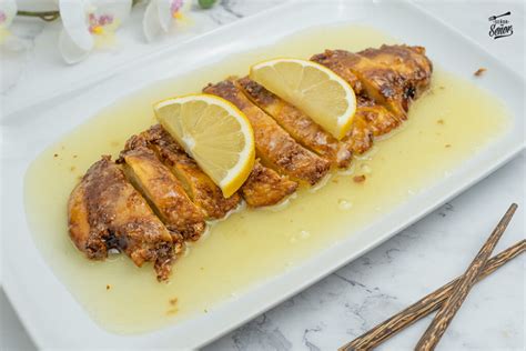 Plato de pollo al limón estilo chino servido con decoración