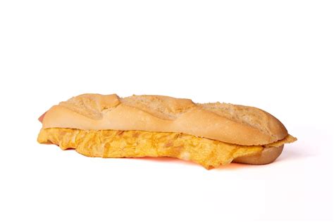 Preparación de los ingredientes para el bocadillo de pollo con tortilla francesa.